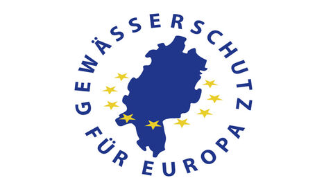 Logo Gewässerschutz Das Logo zeigt einen Umriss eines Landes, darum befinden sich Sterne. Rundherum angeordnet steht "Gewässerschutz für Europa" in Großbuchstaben